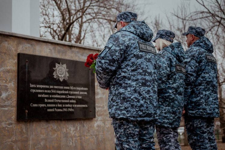 Росгвардейцы почтили память Неизвестного солдата в ДНР