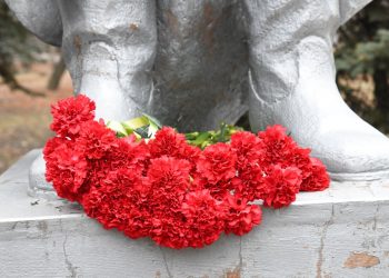 В Макеевке возложили цветы к братской могиле