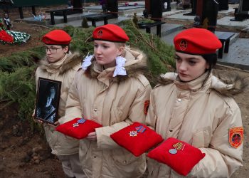 На Аллее Героев похоронили военкора Александра Мартемьянова