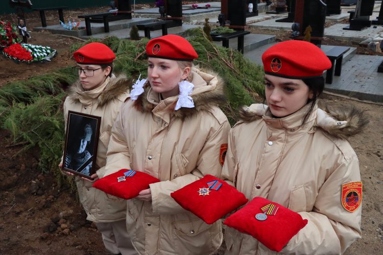 На Аллее Героев похоронили военкора Александра Мартемьянова