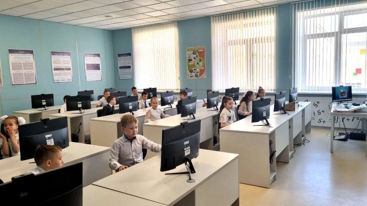 В очном формате начали работать 476 школ Республики
