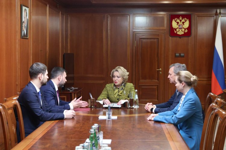 Валентина Матвиенко провела встречу с Денисом Пушилиным и сенаторами от ДНР