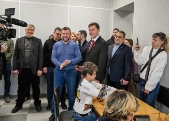 Денис Пушилин и Сергей Карякин открыли школу по шахматам и шашкам