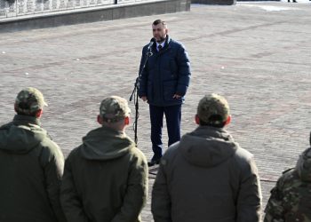 Денис Пушилин поздравил военнослужащих с Днем защитника Отечества и вручил государственные награды