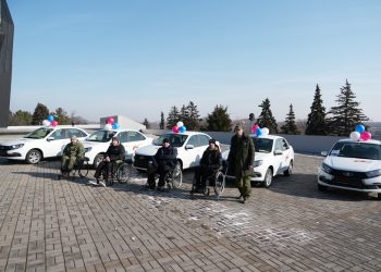 Денис Пушилин вручил ветеранам боевых действий ключи от новых автомобилей с ручным управлением