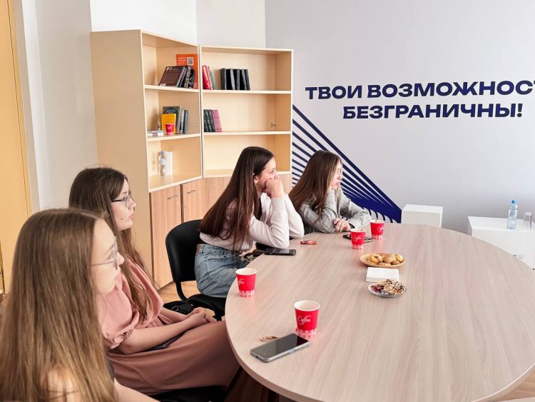 В Донецке в книжном клубе участники президентской платформы обсудили произведения военной прозы