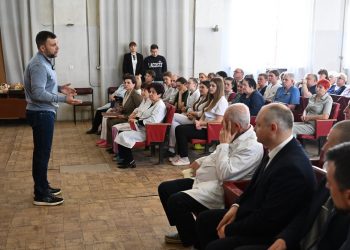 Денис Пушилин отметил вклад коллектива ИНВХ им. Гусака в развитие регионального здравоохранения