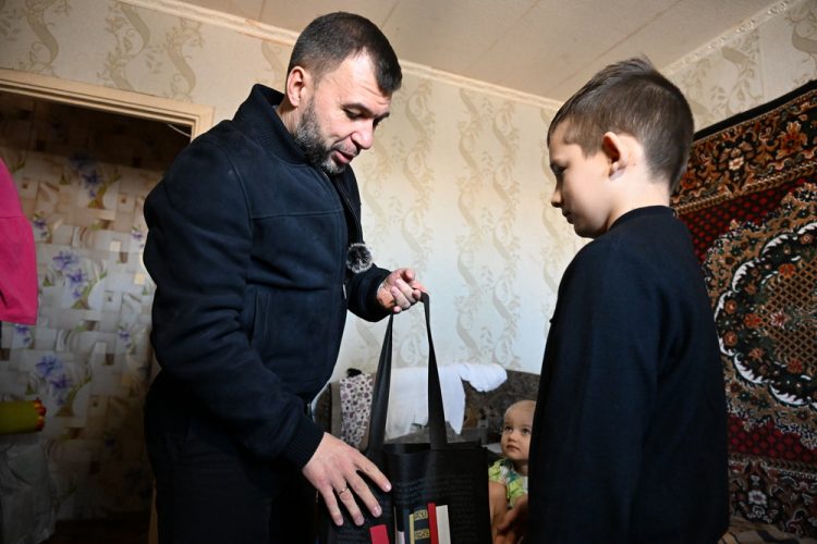 Денис Пушилин передал школьнику из Донецка подарок от Президента России