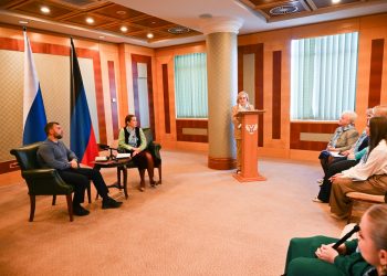 Денис Пушилин наградил активисток ДНР за общественную и благотворительную деятельность