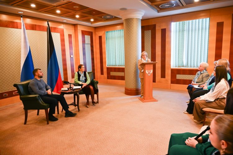 Денис Пушилин наградил активисток ДНР за общественную и благотворительную деятельность