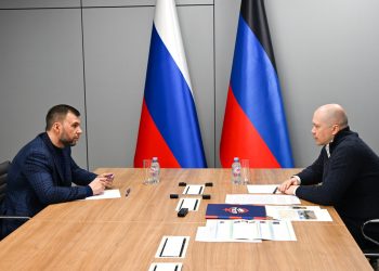 Денис Пушилин и Алексей Митрюшин обсудили вопросы установки цифровых экранов и «Умных остановок» в регионе