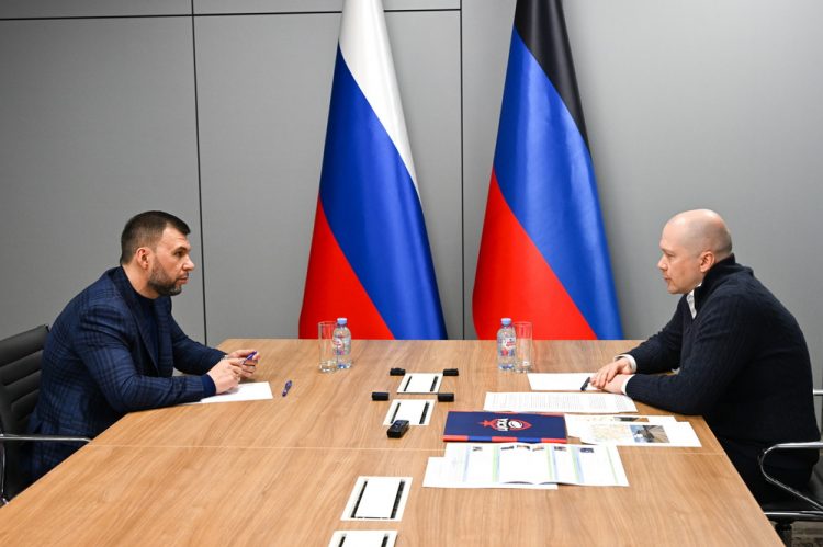 Денис Пушилин и Алексей Митрюшин обсудили вопросы установки цифровых экранов и «Умных остановок» в регионе