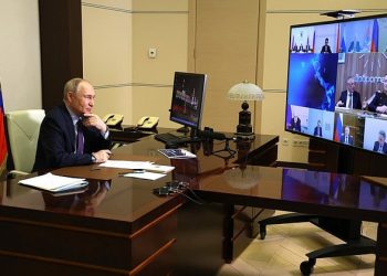 Владимир Путин открыл в Докучаевске обновленный спорткомплекс с бассейном «Юность»