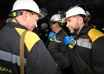 Денис Пушилин и Владимир Якушев горнякам на рабочих местах в шахте вручили партбилеты «Единой России»