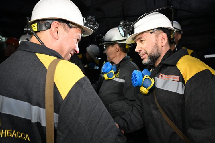 Денис Пушилин и Владимир Якушев горнякам на рабочих местах в шахте вручили партбилеты «Единой России»