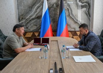 Глава ДНР Денис Пушилин передал высшие награды погибших военнослужащих Главе Республики Тыва Владиславу Ховалыгу