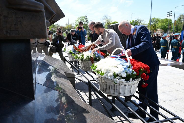 Денис Пушилин и Александр Беглов открыли в Мариуполе монумент воинской славы
