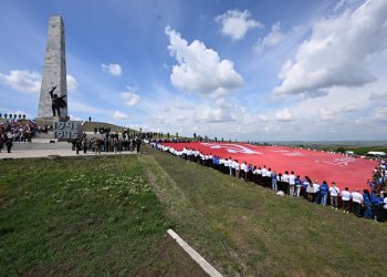Денис Пушилин принял участие в разворачивании самой большой в мире копии Знамени Победы