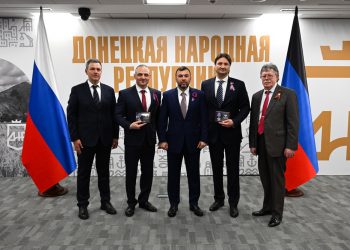 Денис Пушилин наградил братьев Запашных за активное участие в жизни Республики