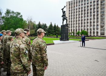 Денис Пушилин в преддверии Дня Великой Победы вручил награды военнослужащим