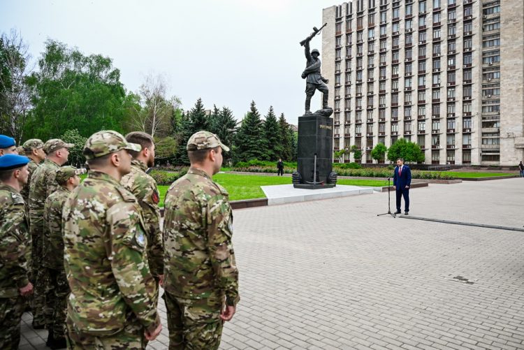 Денис Пушилин в преддверии Дня Великой Победы вручил награды военнослужащим