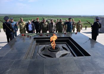 На Саур-Могиле возложили цветы в память о погибших защитниках