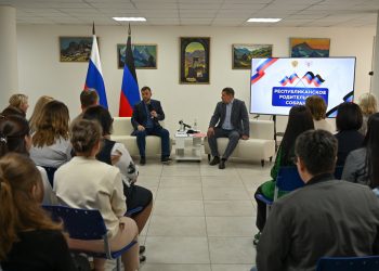 «Всё, что пойдет на пользу нашим детям, будем реализовывать»: Денис Пушилин провел республиканское родительское собрание