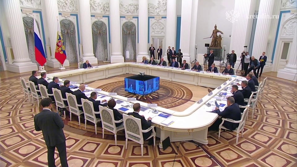 Владимир Путин провёл совещание по вопросам социально-экономического развития Донбасса и Новороссии