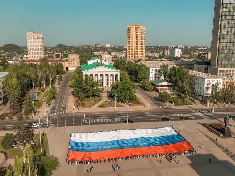 Молодежь Донбасса развернула флаг России площадью 1500 квадратных метров в Донецке