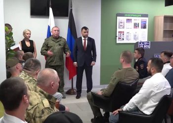 Денис Пушилин и Юрий Корсачев вручили удостоверения ветерана боевых действий