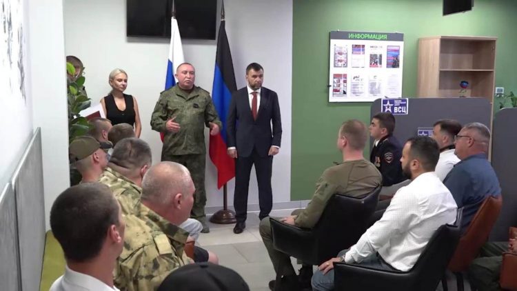 Денис Пушилин и Юрий Корсачев вручили удостоверения ветерана боевых действий