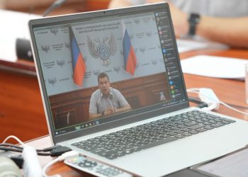 Глава Минобрнауки ответил на вопросы жителей ДНР