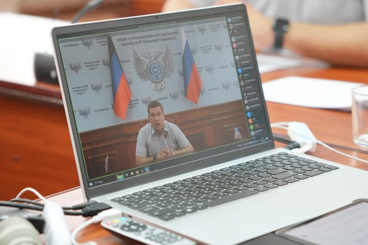 Глава Минобрнауки ответил на вопросы жителей ДНР