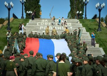 Курсанты из ДНР развернули флаг России на Мамаевом кургане