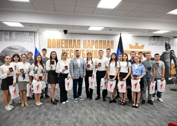 Глава ДНР вручил паспорта юным спортсменам