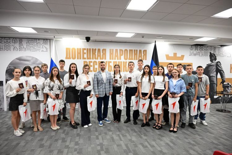 Глава ДНР вручил паспорта юным спортсменам