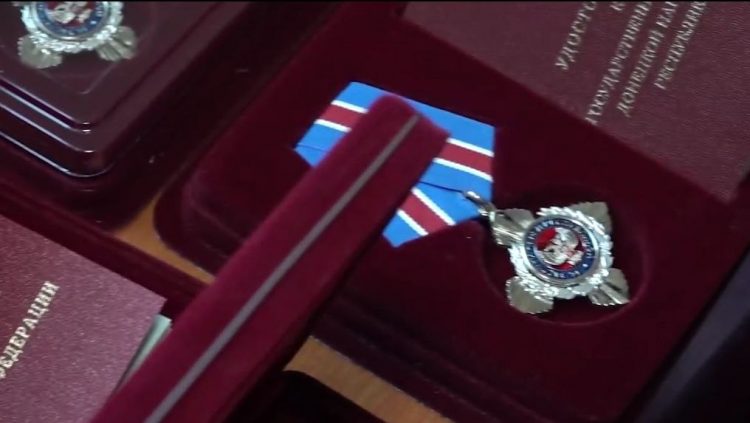 Глава ДНР вручил медикам госнаграды