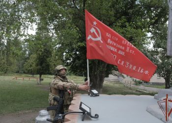 Военнослужащие Росгвардии восстановили памятник советским воинам