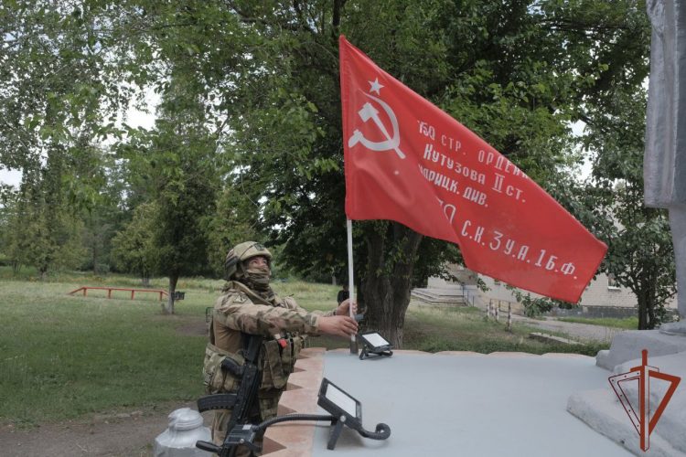 Военнослужащие Росгвардии восстановили памятник советским воинам