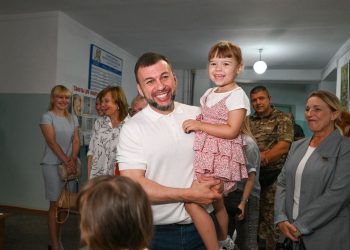 Денис Пушилин проверил организацию медосмотра детей в Донецке