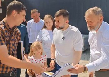 Глава ДНР проверил благоустройство общественной территории и ремонт спортцентра в Мангуше