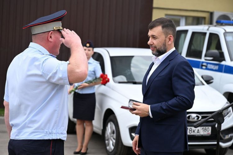 Глава ДНР вручил сотрудникам полиции медали «За храбрость»