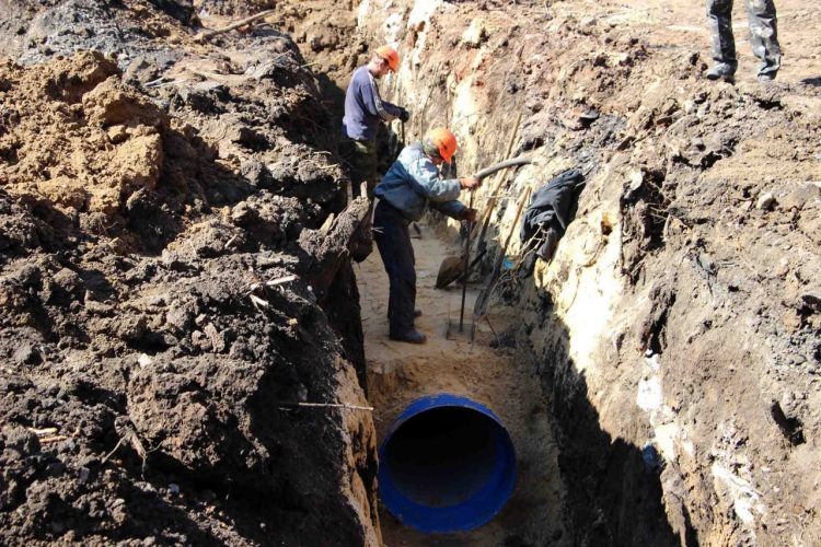 Начаты работы по переброске воды в обмелевшие водоемы