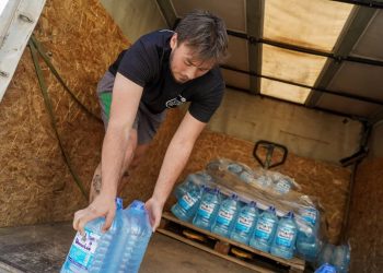 Волонтеры адресно доставляют воду нуждающимся