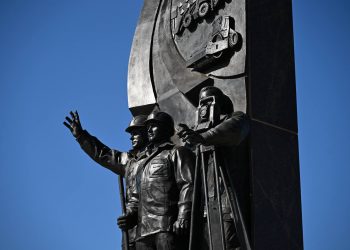 В Волновахе открыли памятник героям-дорожникам