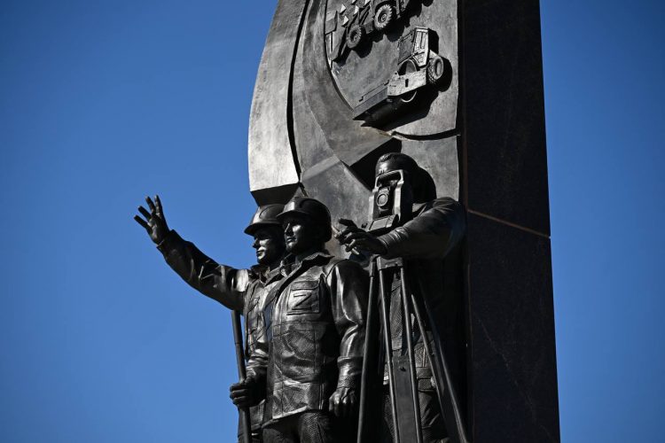 В Волновахе открыли памятник героям-дорожникам