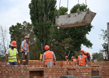 В Авдеевке восстанавливают многоквартирный дом