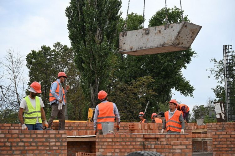 В Авдеевке восстанавливают многоквартирный дом
