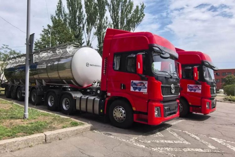 ХМАО подарил Макеевке два тягача с автоцистернами