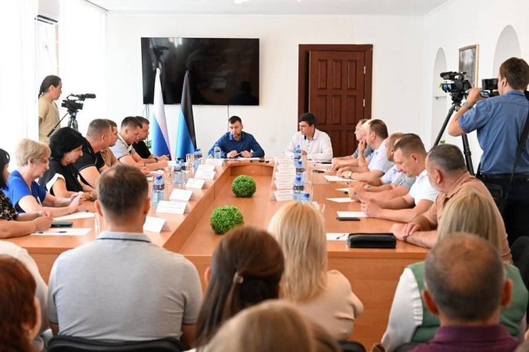 Глава ДНР провел встречу с жителями Тореза